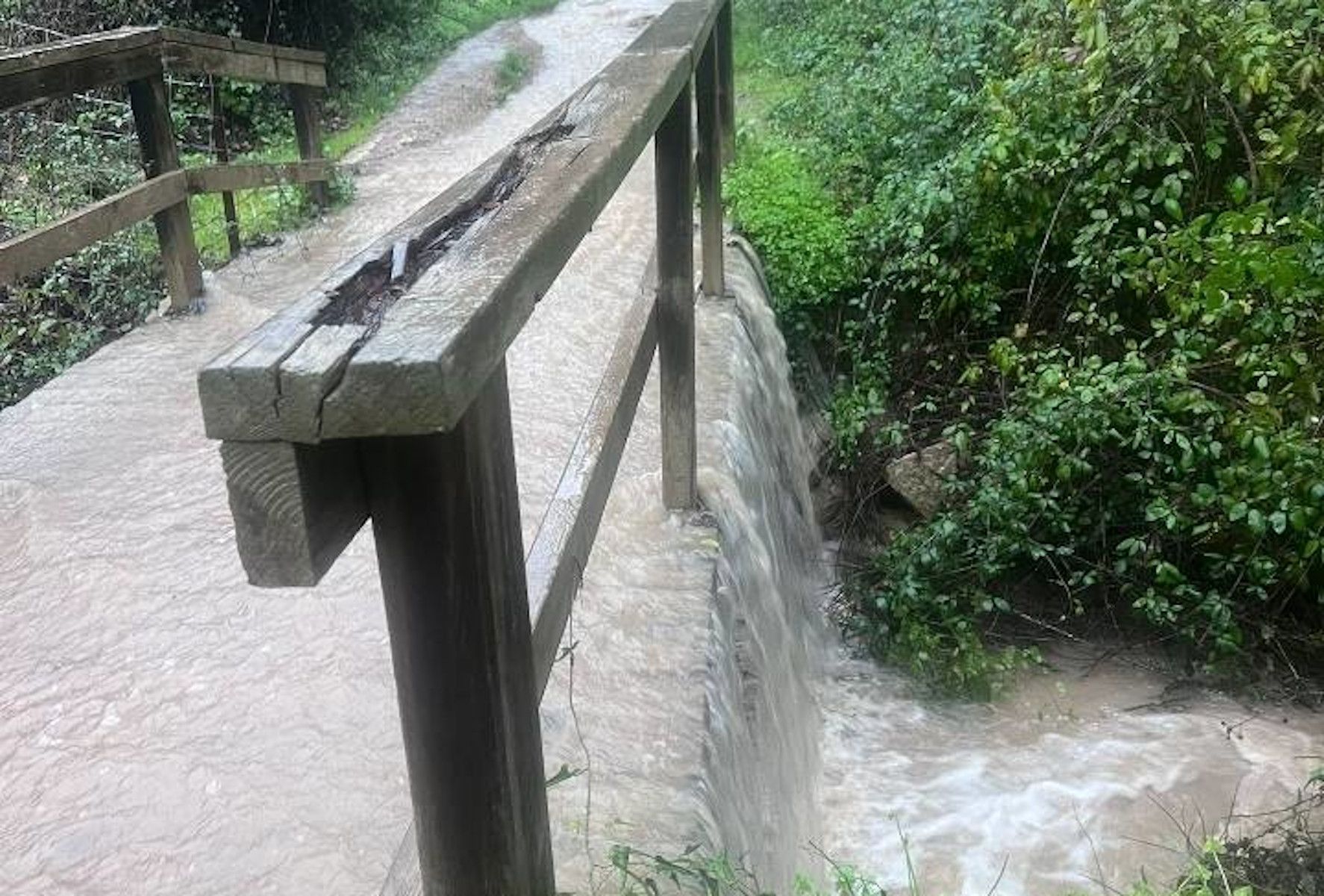 Así quedó el sendero del río Majaceite debido al temporal.