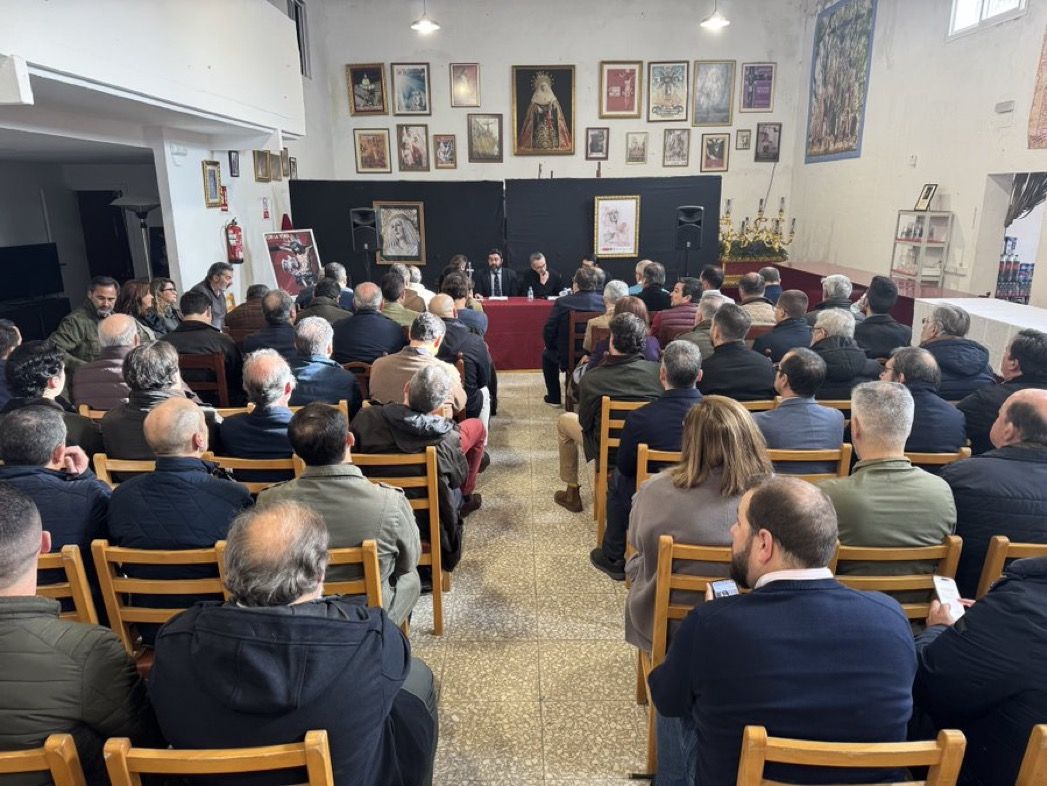 El pleno de hermanos mayores reunido este sábado en la casa de hermandad del Amor. 