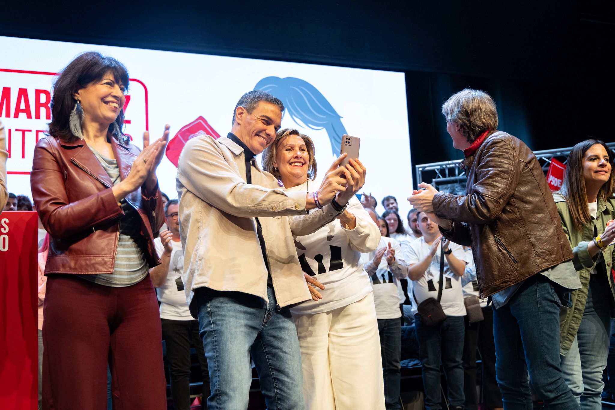 El secretario general del PSOE y presidente del Gobierno, Pedro Sánchez, el secretario general del PSOE de Castilla y León y candidato a la Junta, Carlos Martínez, y la ministra de Igualdad, Ana Redondo, intervienen en un acto en Soria. Teatro Palacio de la Audiencia.