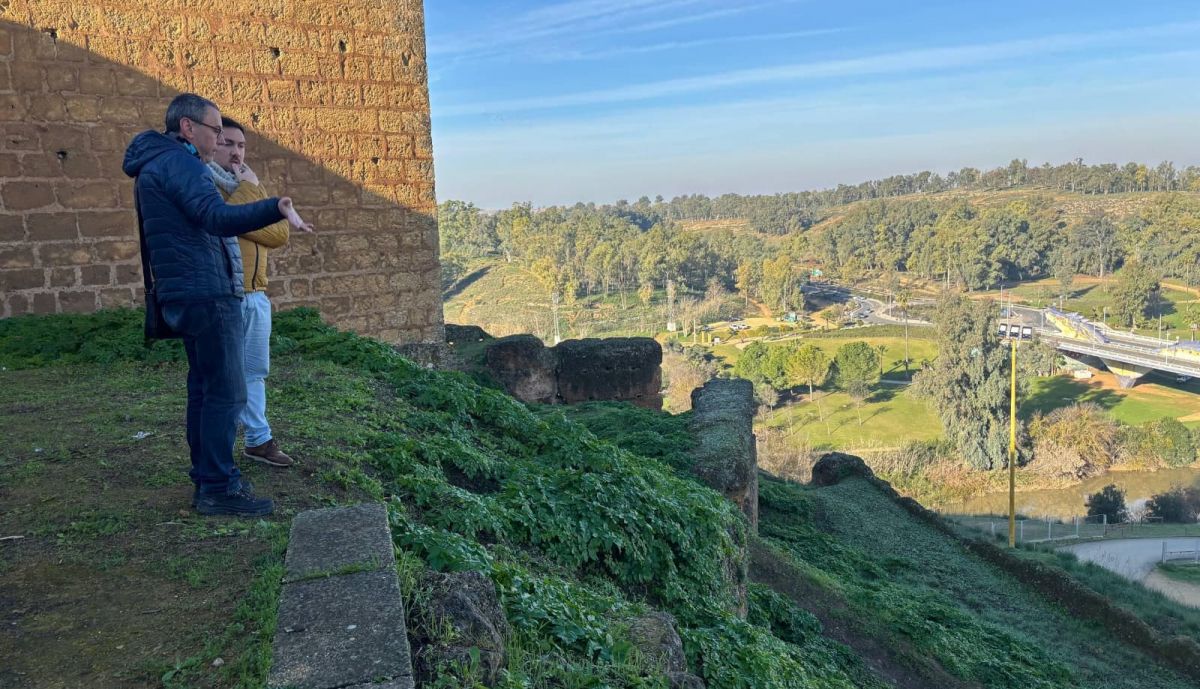 Visita a la fortaleza donde se realiza el estudio arqueológico.