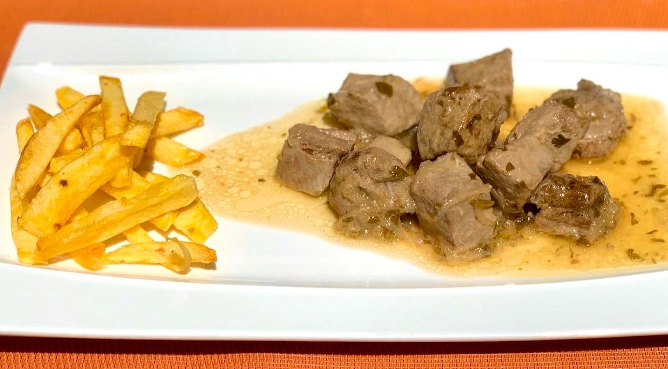 Plato de atún encebollado.