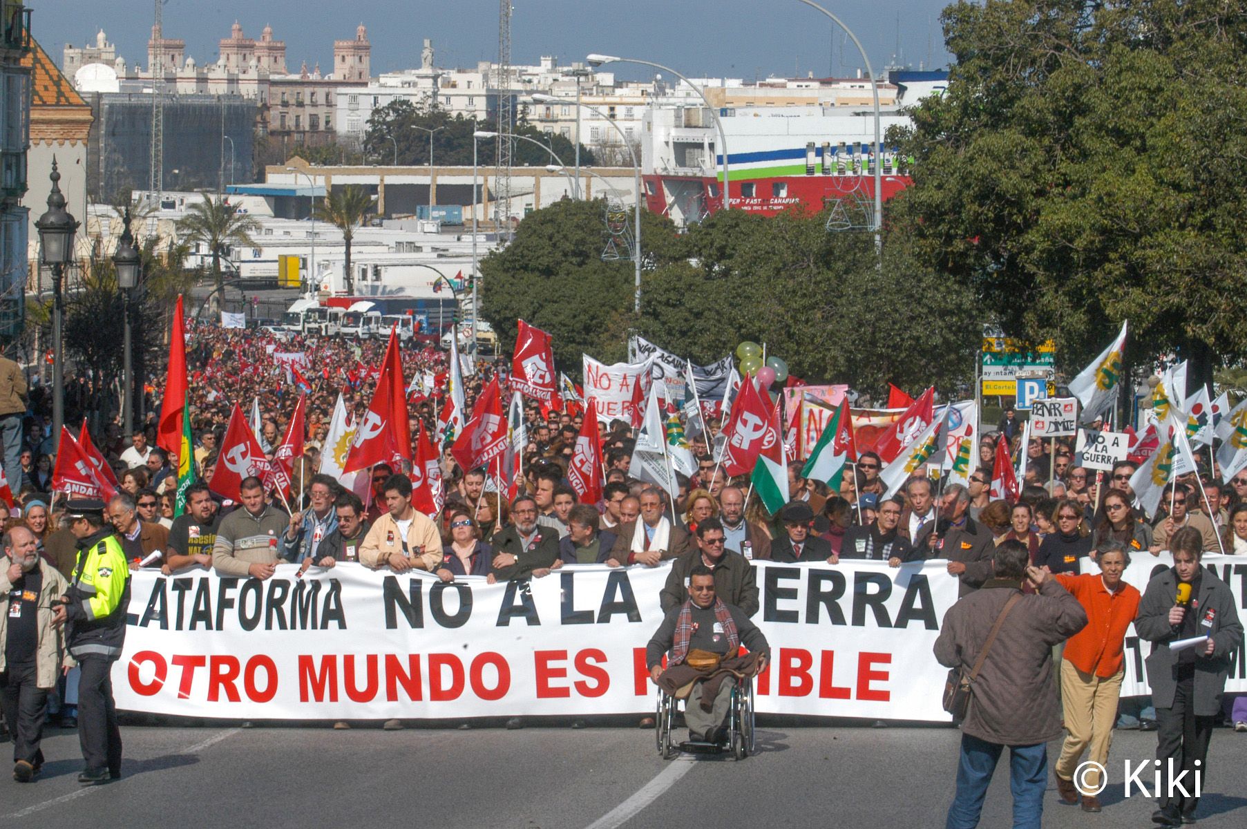 Febrero de 2003: la Cuesta de las Calesas en Cádiz desbordada bajo el lema 'Otro mundo es posible'.