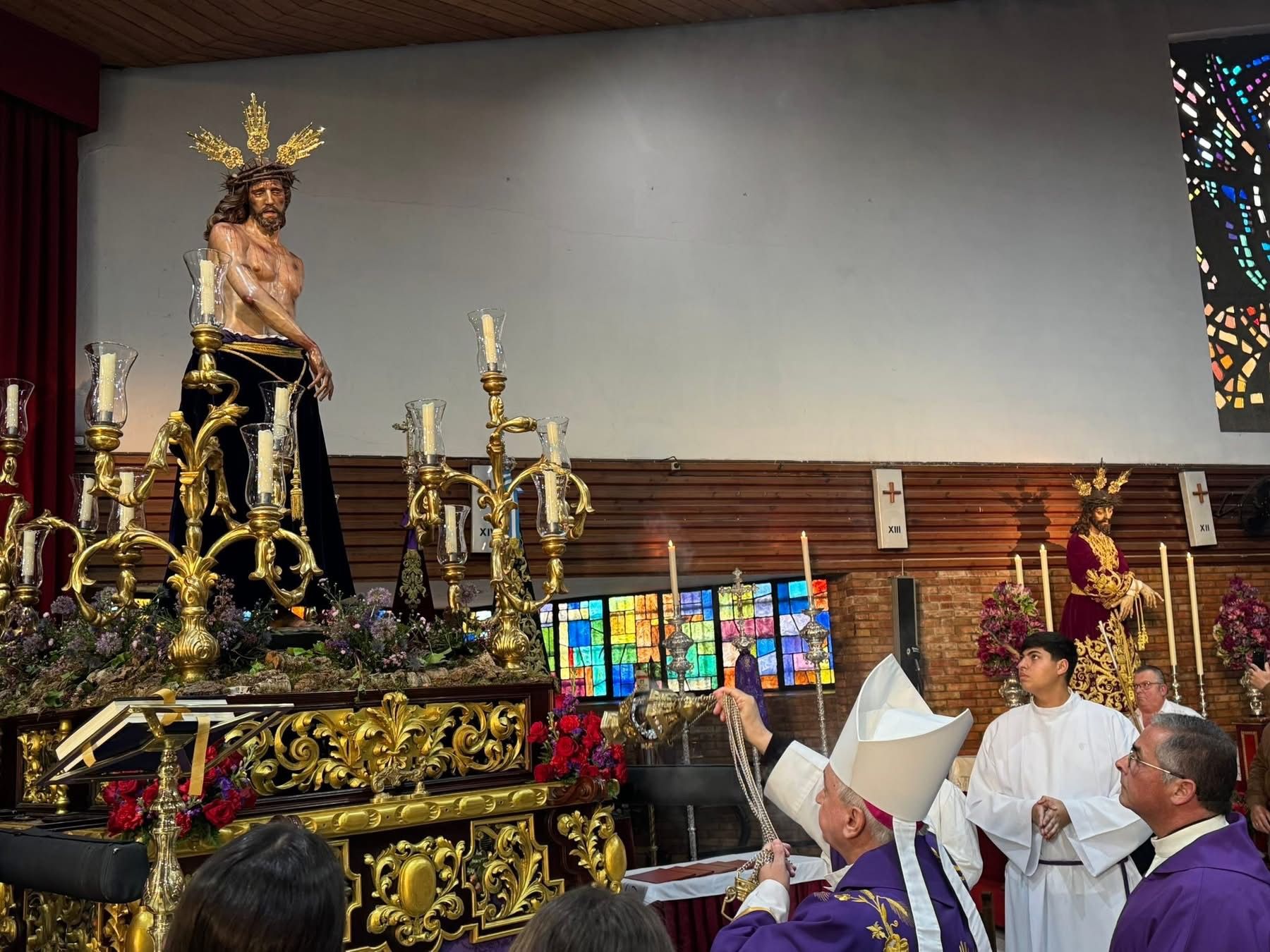 El obispo y bendiciendo la imagen en la iglesia de Fátima.