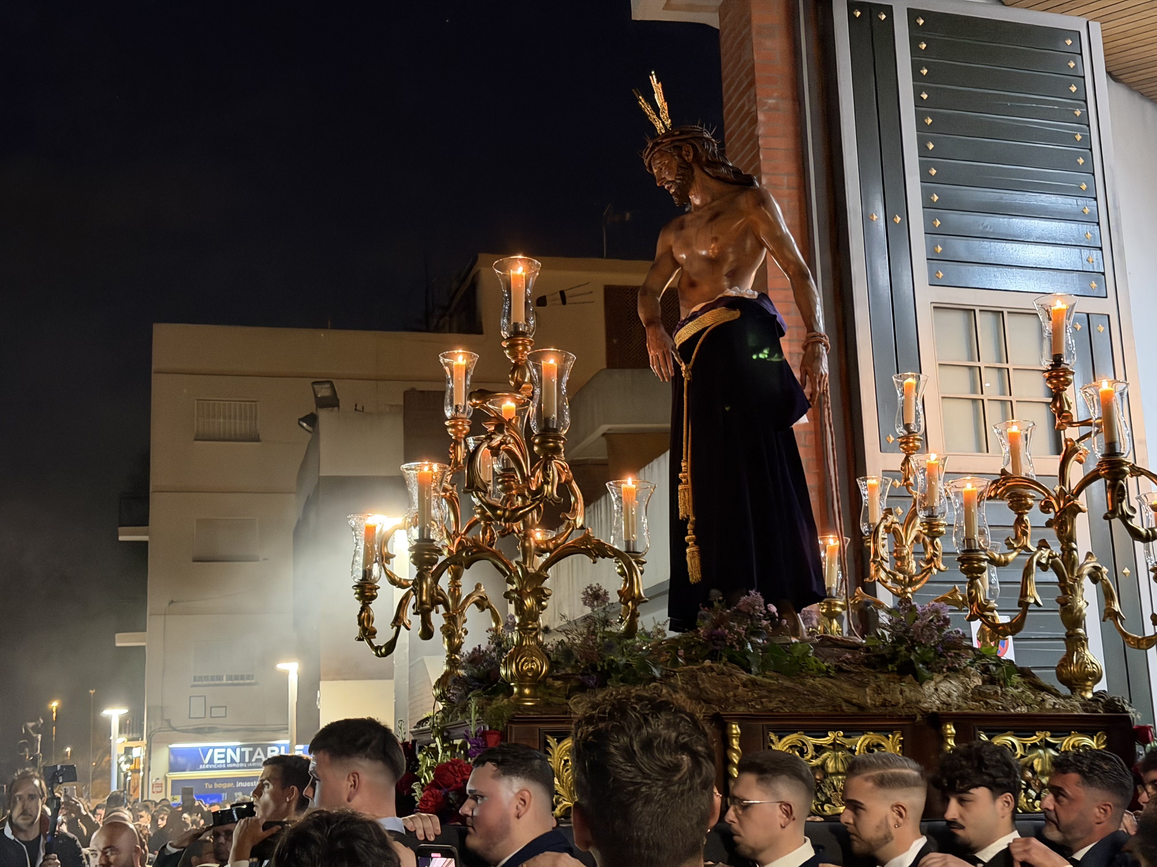 El Señor de la Humildad saliendo de la Iglesia. 