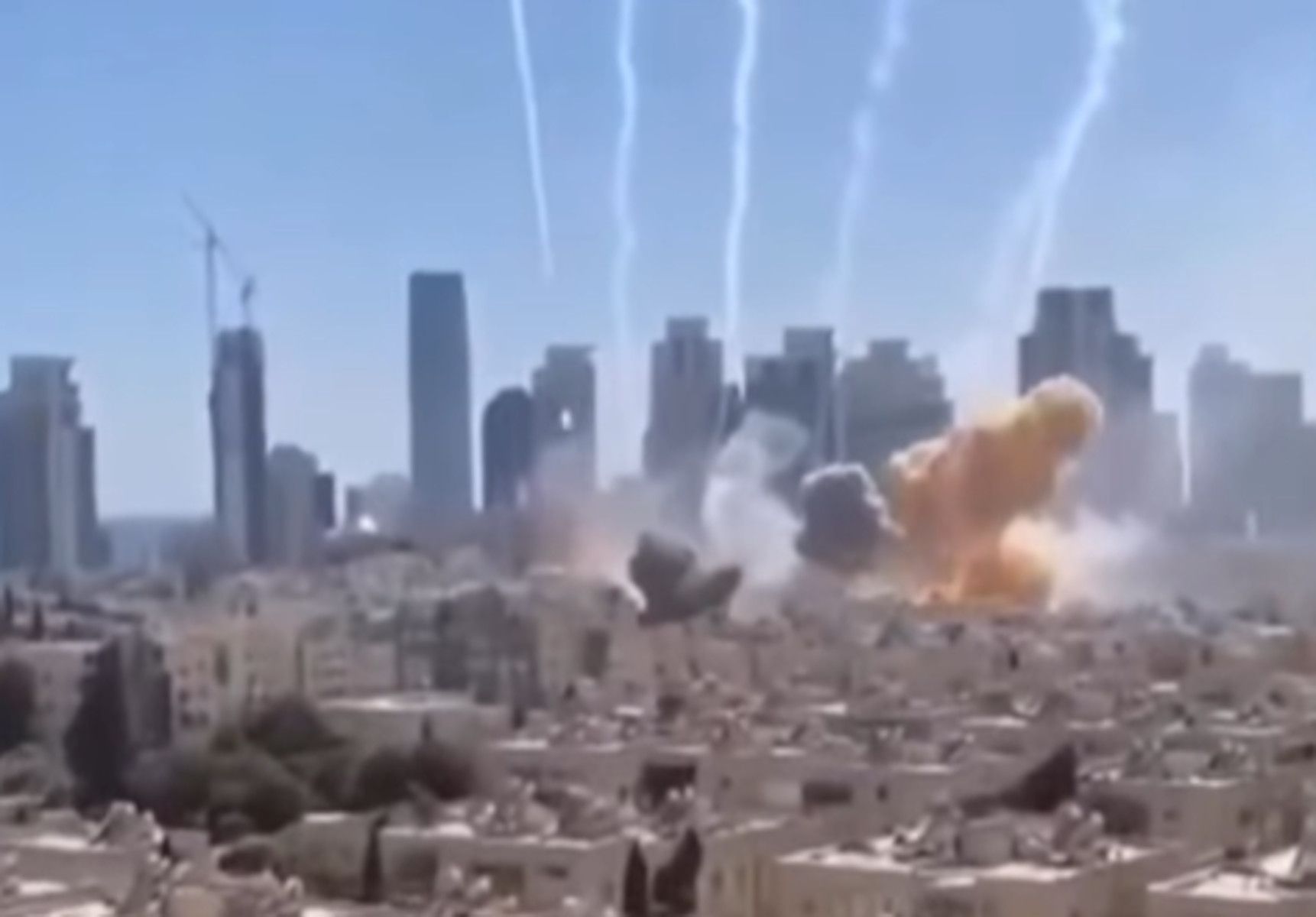 Bombardeo durante la guerra de Oriente Medio.