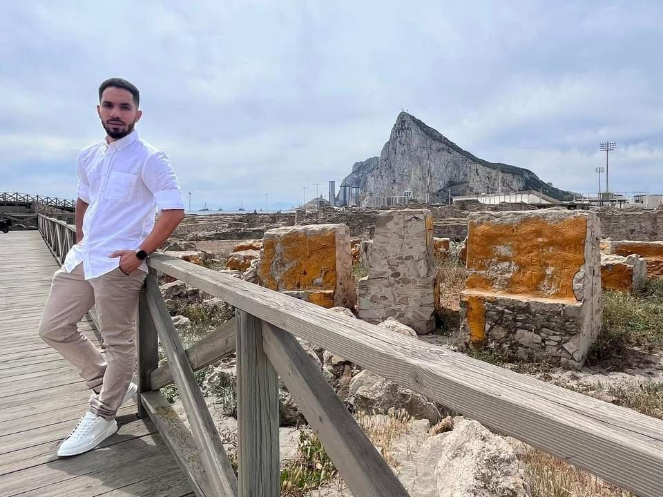 Bilal Berouain, posando con el Peñón de fondo, en La Línea.