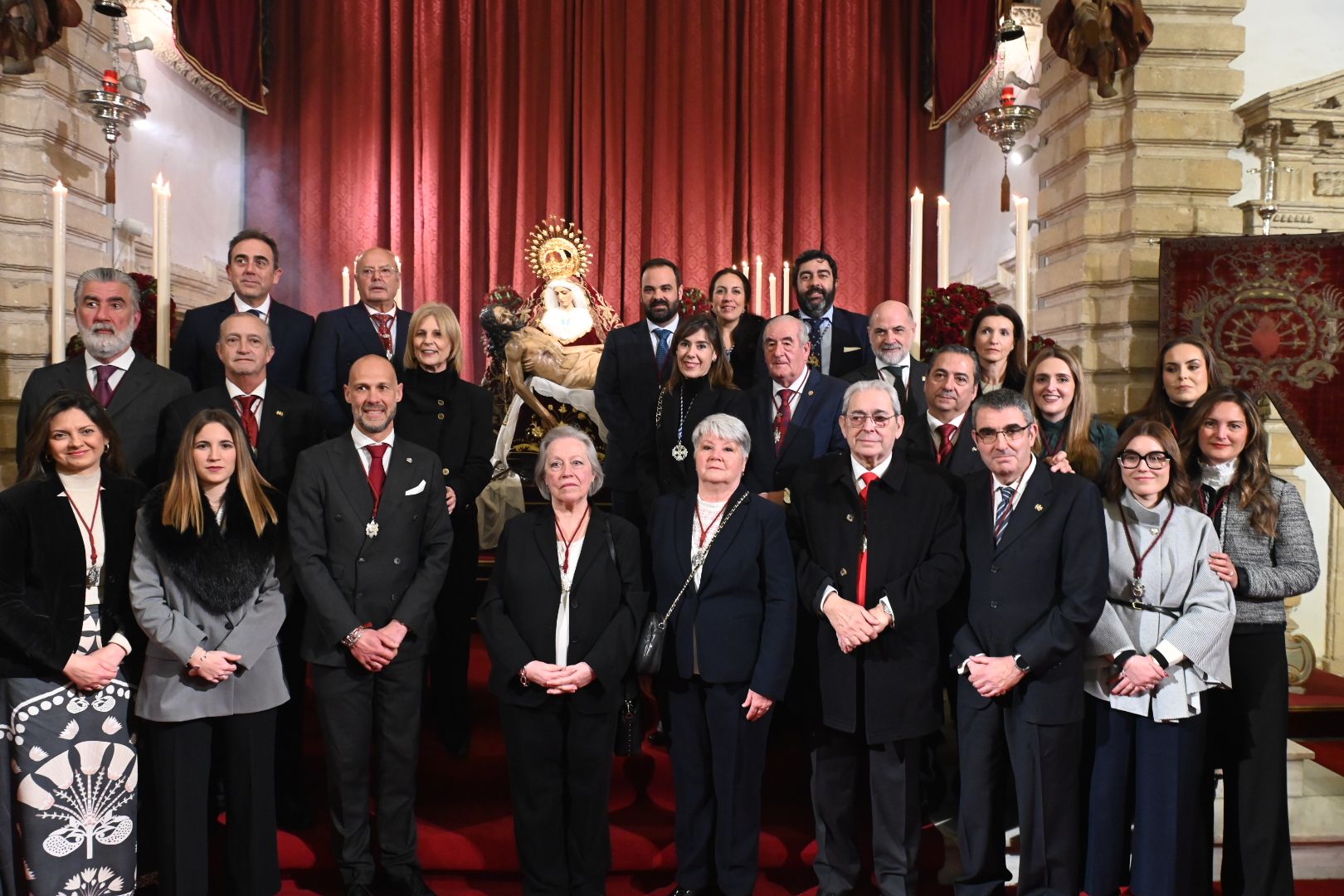 La alcaldesa, hermano mayor, hermanas y hermanos ante Las Angustias. 