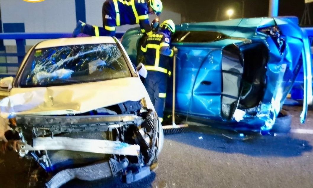 Bomberos actúan tras el siniestro, este pasado sábado entre Cádiz y Puerto Real.