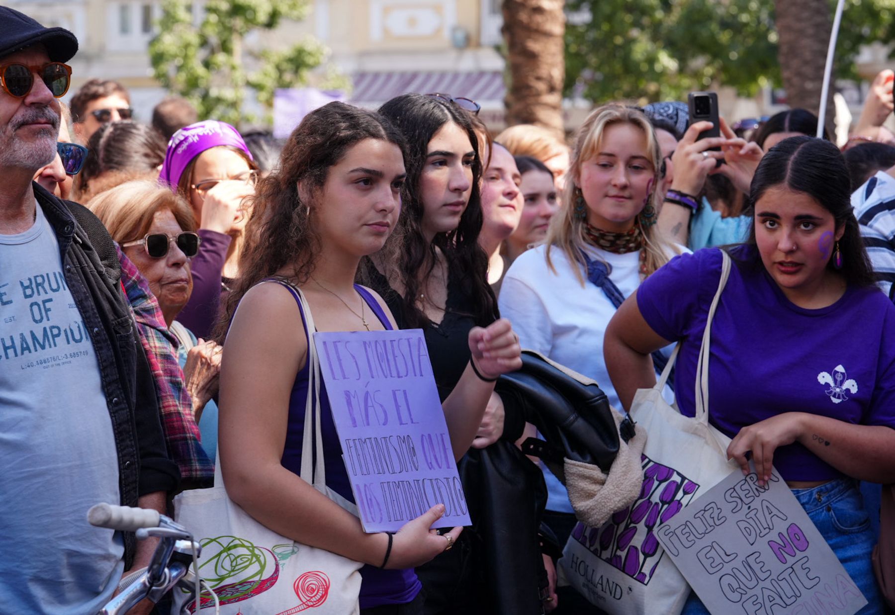 Pancartas por la igualdad en la manifestación del 8M en Cádiz