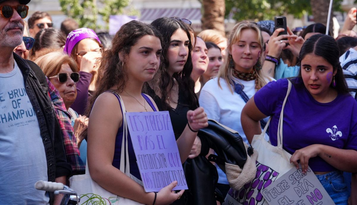 Pancartas por la igualdad en la manifestación del 8M en Cádiz
