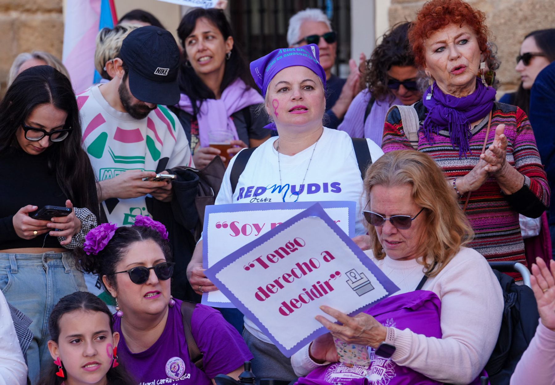 Pancartas por la igualdad en la manifestación del 8M en Cádiz