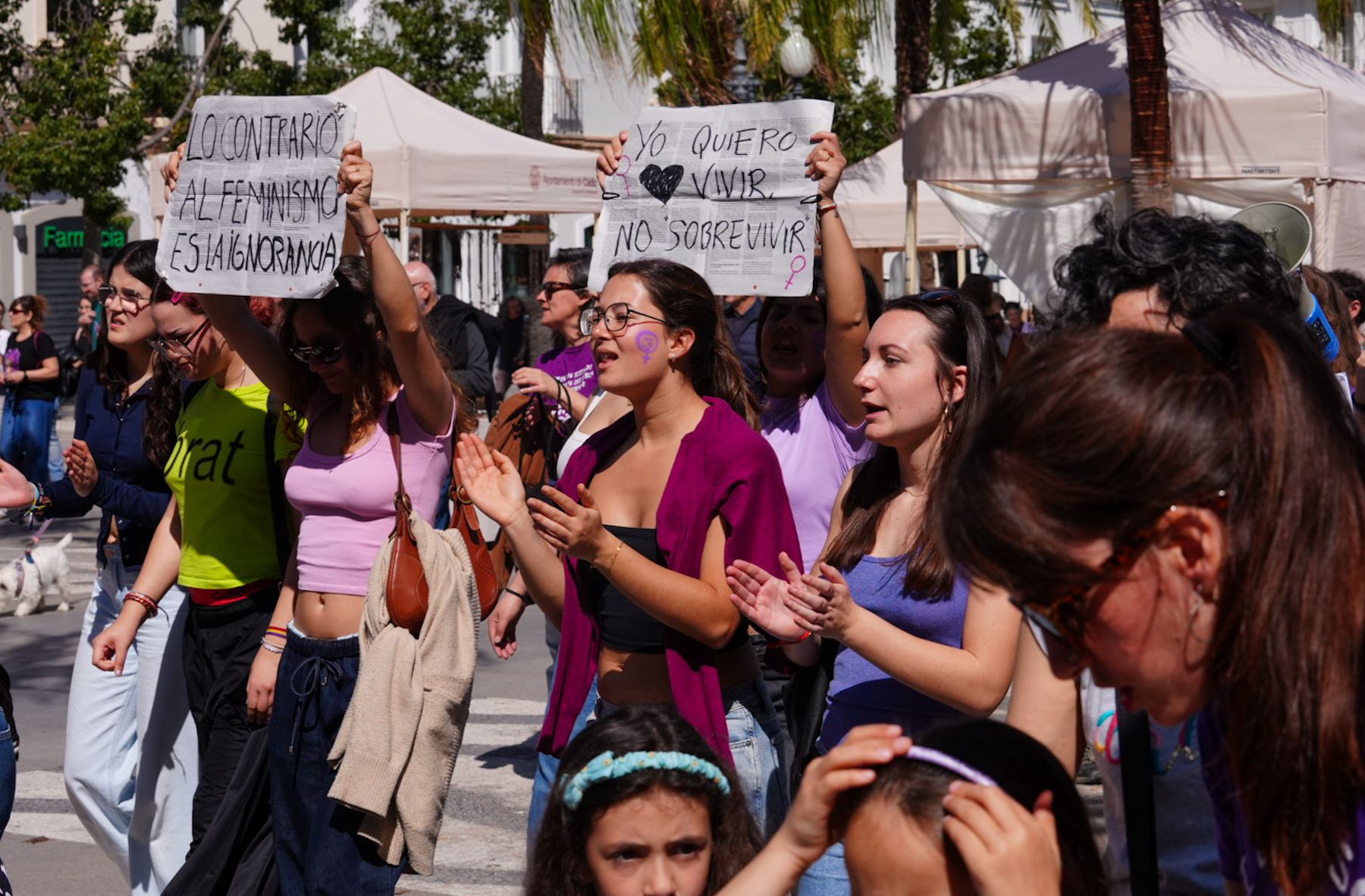Pancartas por la igualdad en la manifestación del 8M en Cádiz