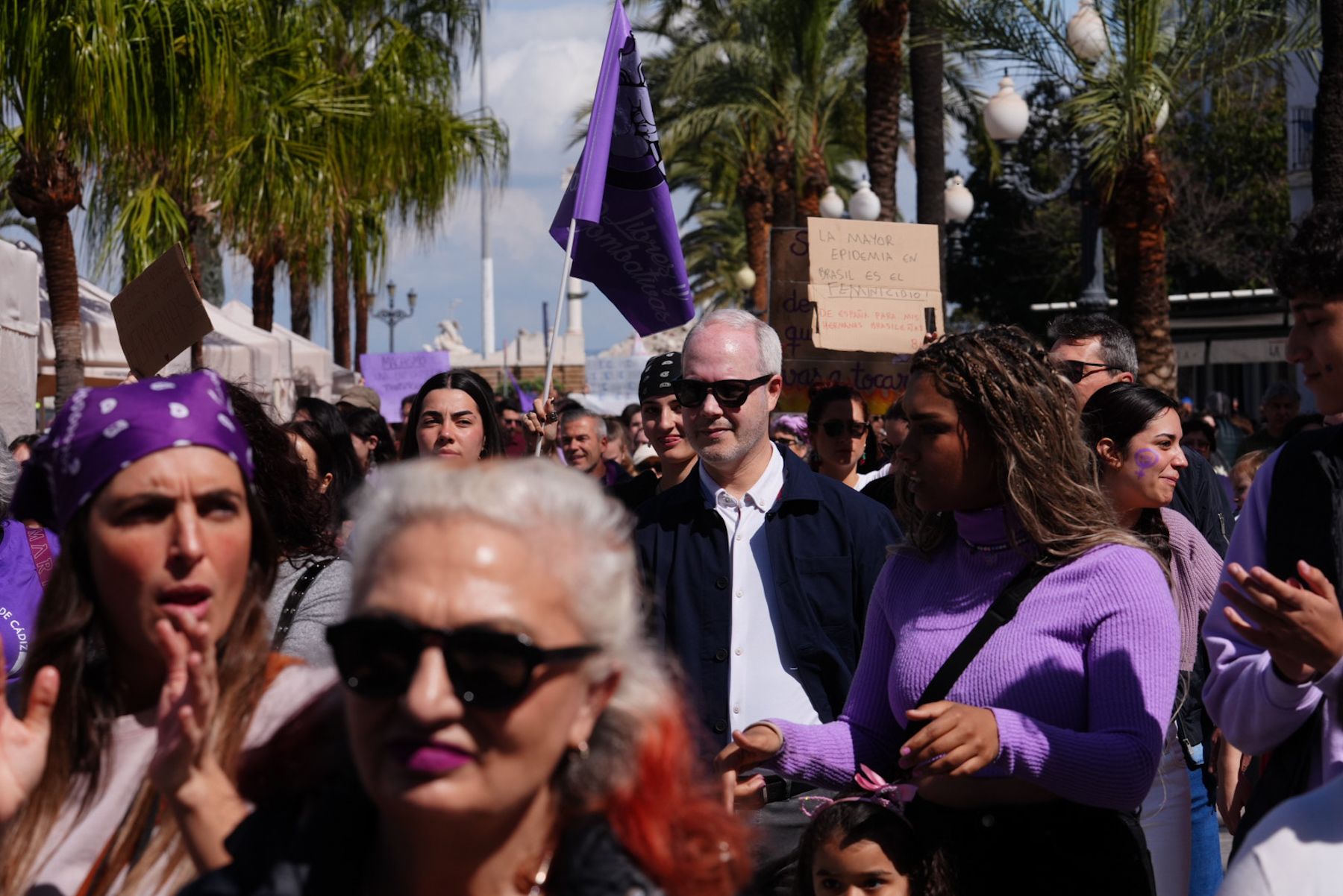 Pancartas por la igualdad en la manifestación del 8M en Cádiz