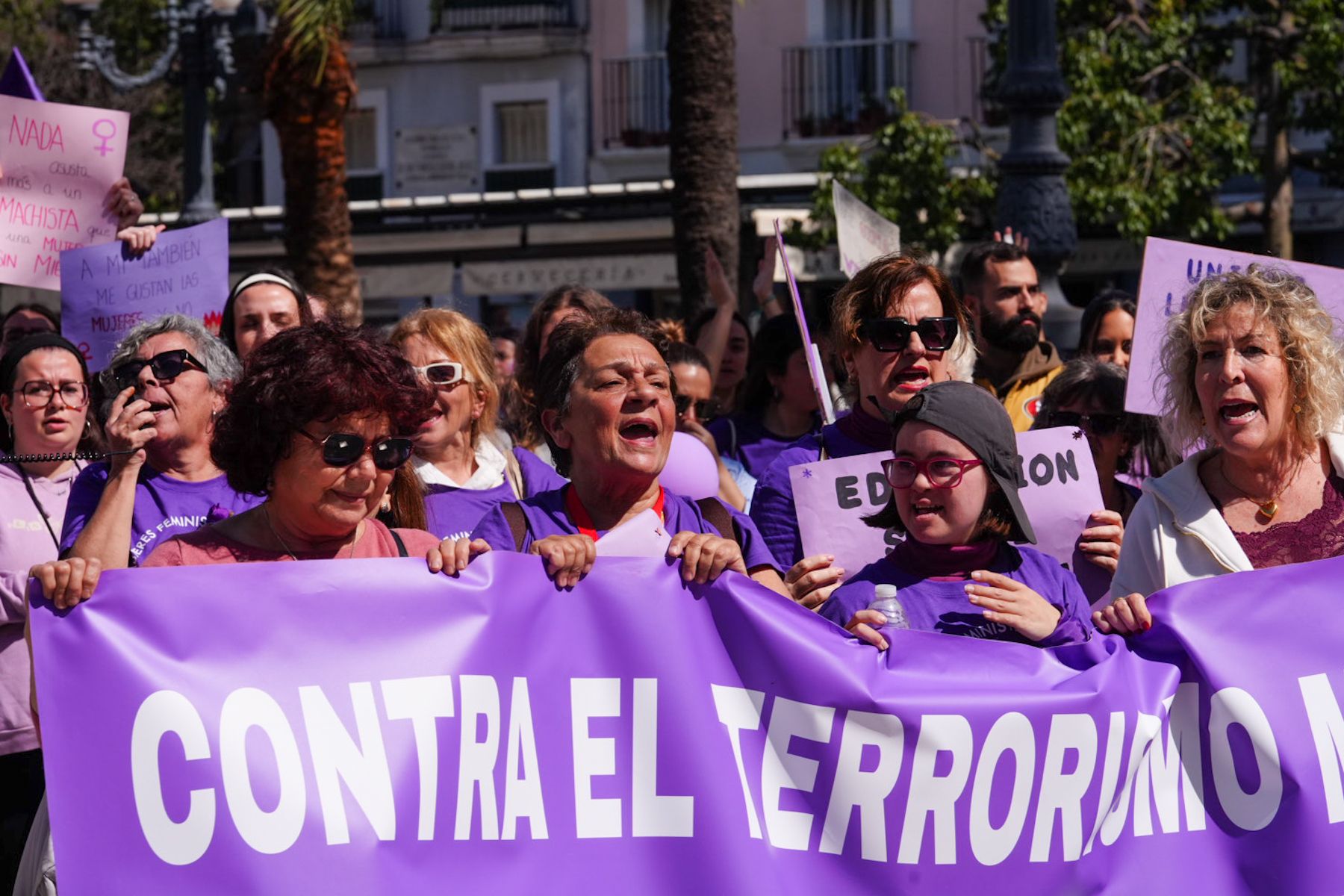 Pancartas por la igualdad en la manifestación del 8M en Cádiz
