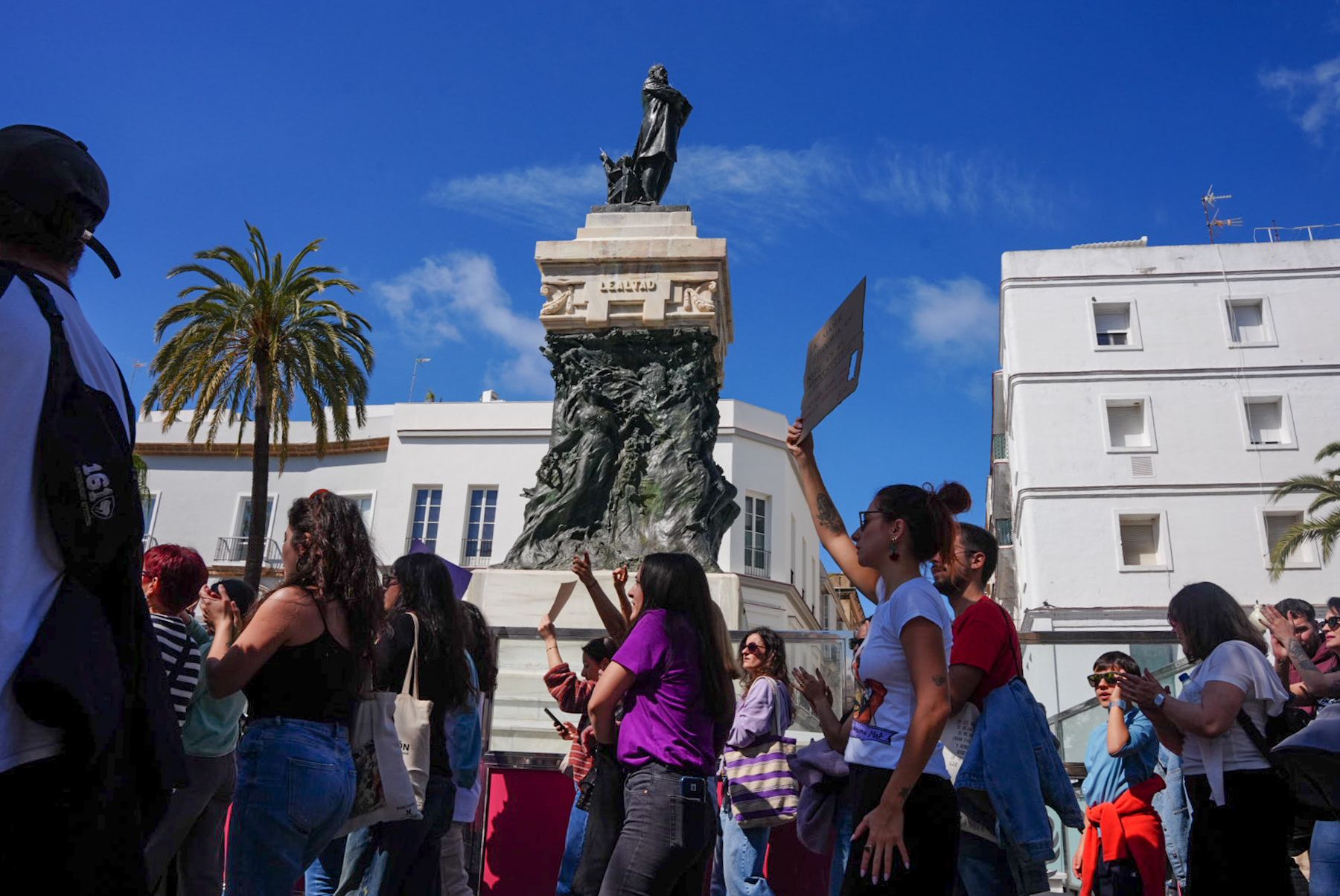 Pancartas por la igualdad en la manifestación del 8M en Cádiz