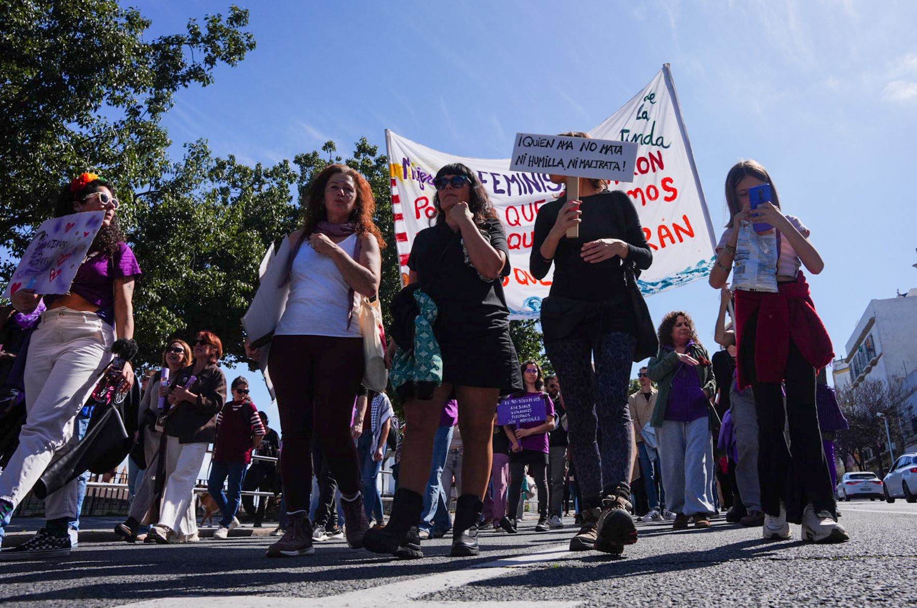 Pancartas por la igualdad en la manifestación del 8M en Cádiz