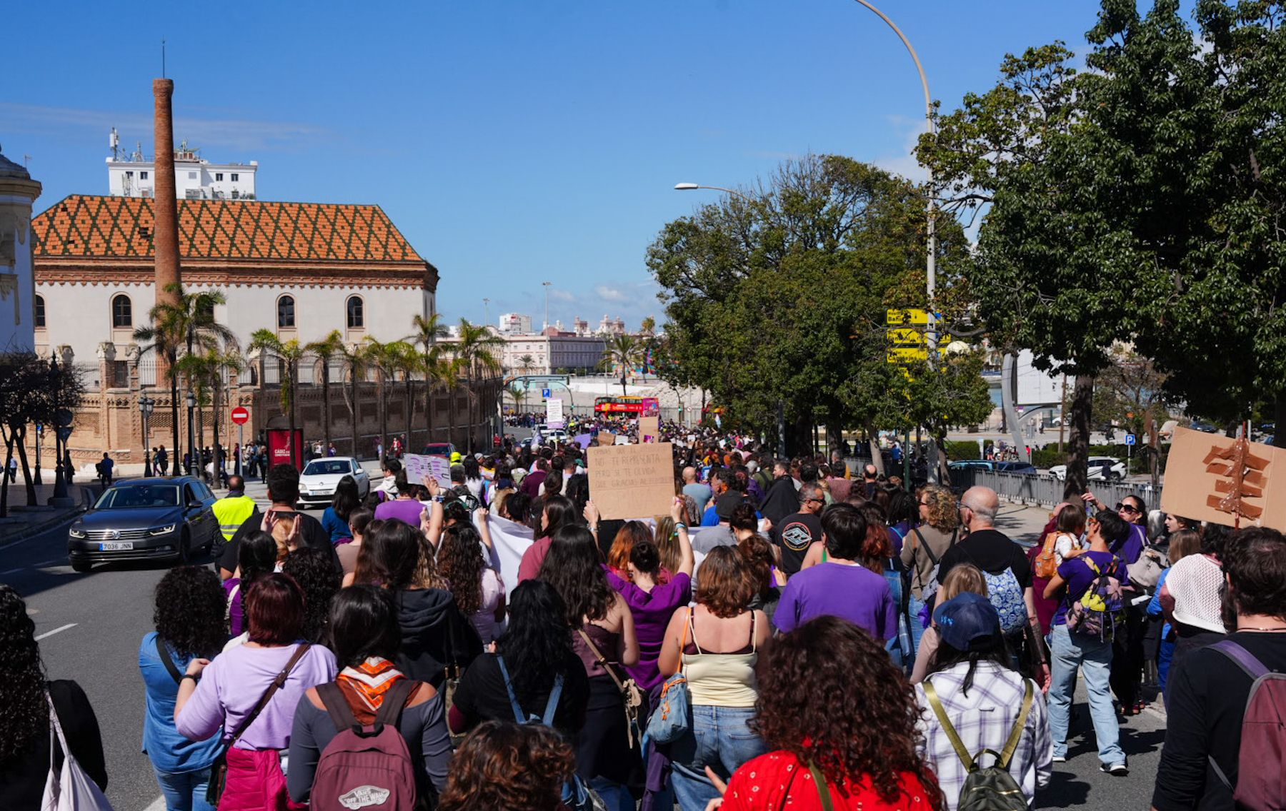 Pancartas por la igualdad en la manifestación del 8M en Cádiz