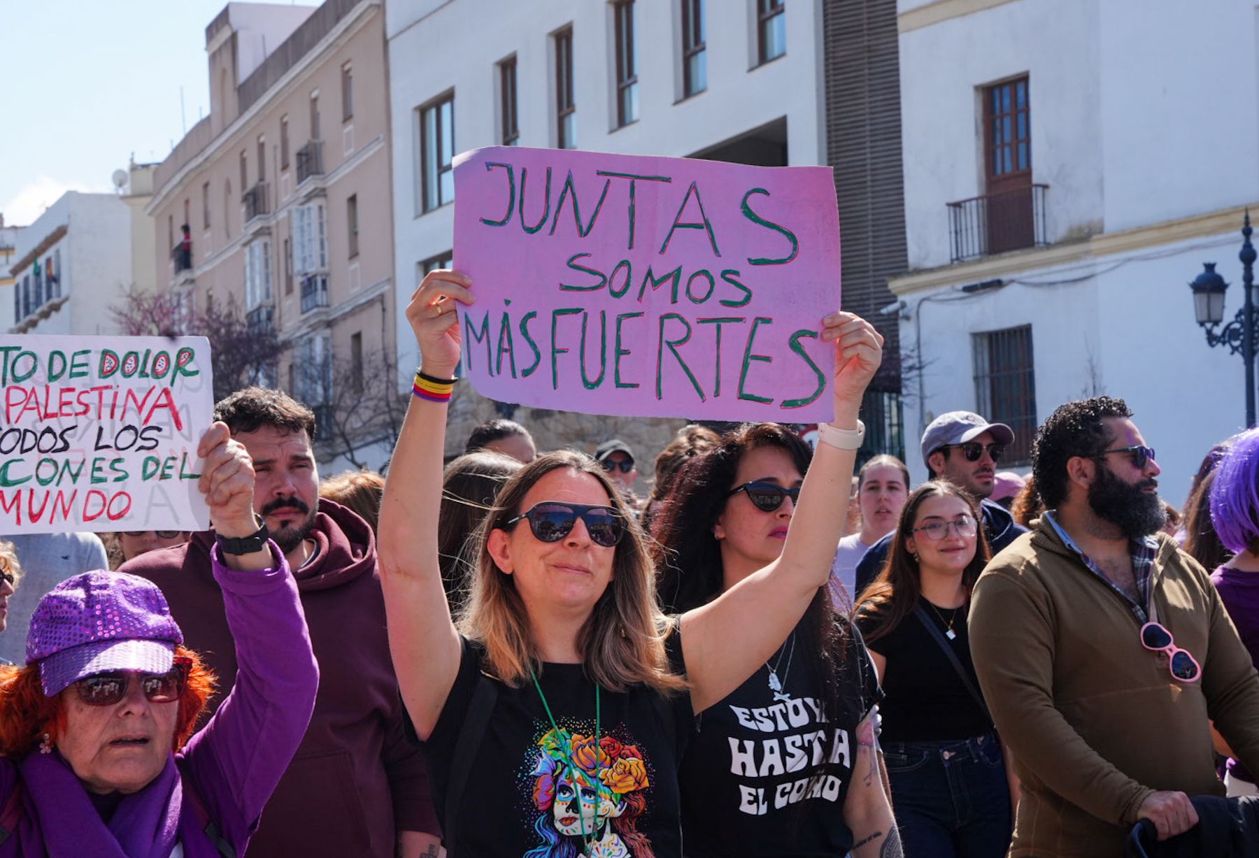 Pancartas por la igualdad en la manifestación del 8M en Cádiz