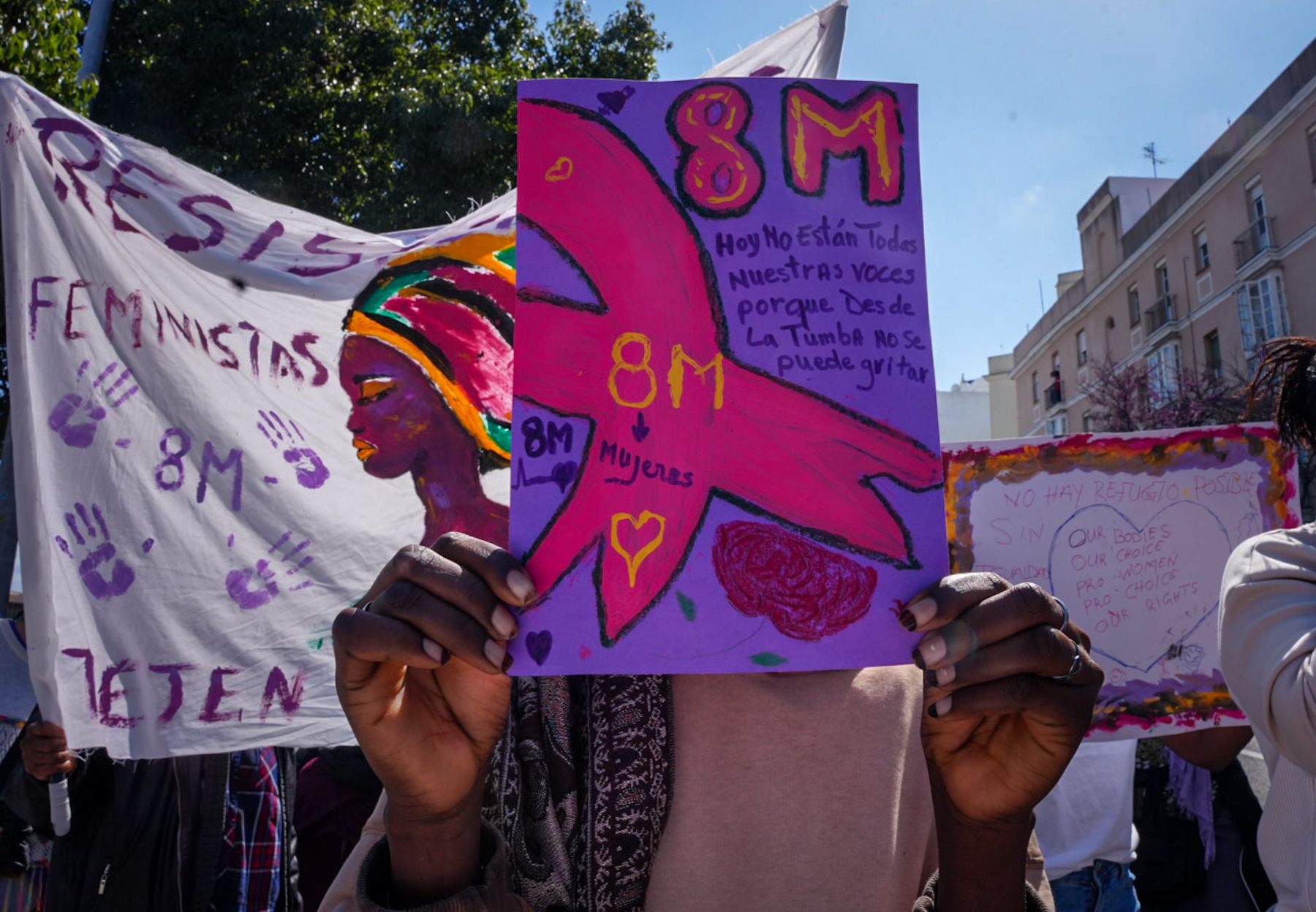 Pancartas por la igualdad en la manifestación del 8M en Cádiz