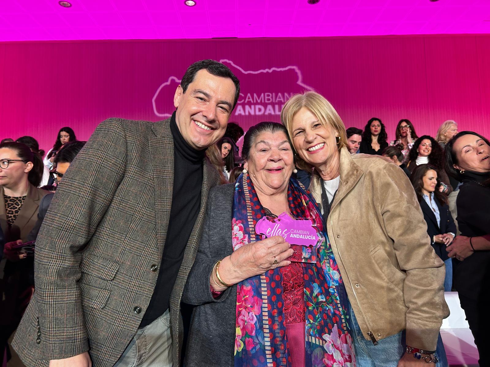 Tía Yoya, entre Juanma Moreno y María José García-Pelayo, este 8M en Sevilla. Tía Yoya, entre Juanma Moreno y María José García-Pelayo, este 8M en Sevilla.