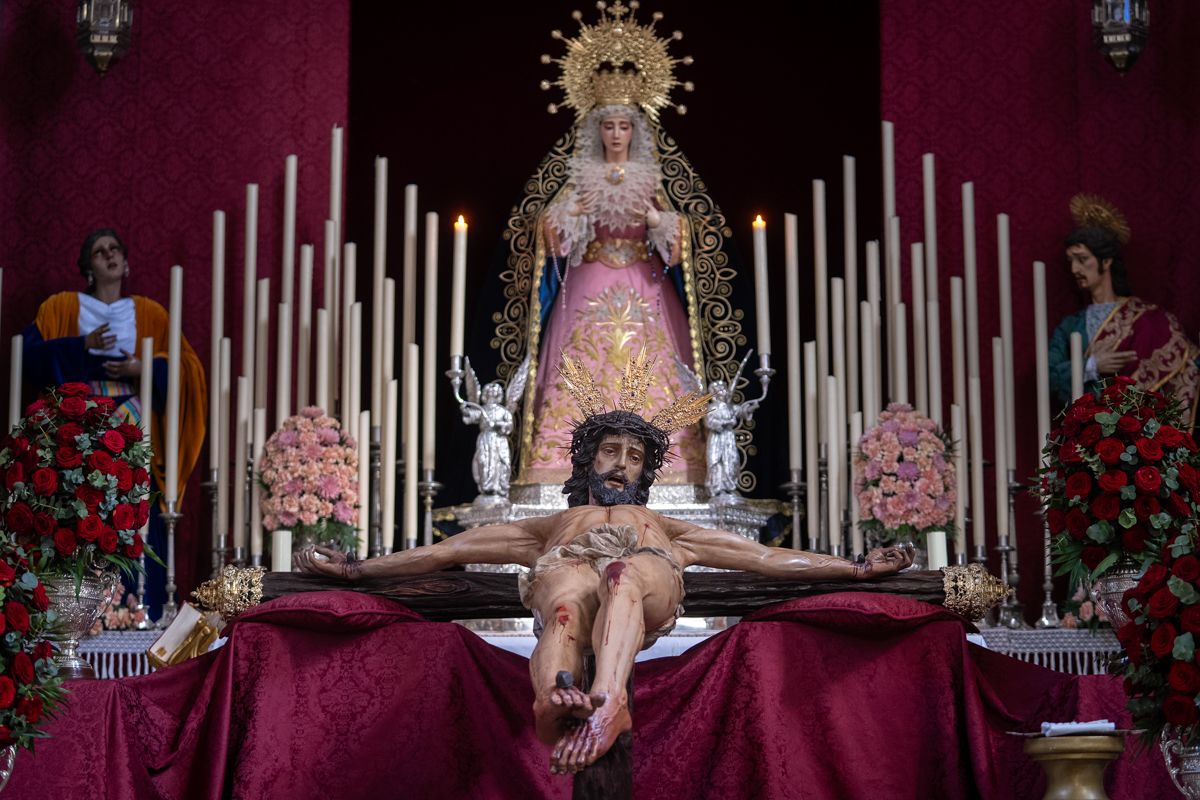 Así se dispuso el altar para el besapies. 
