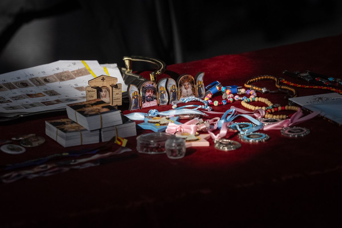 Medallas, estampas y muchos artículos más en la mesa petitoria de la Exaltación. 