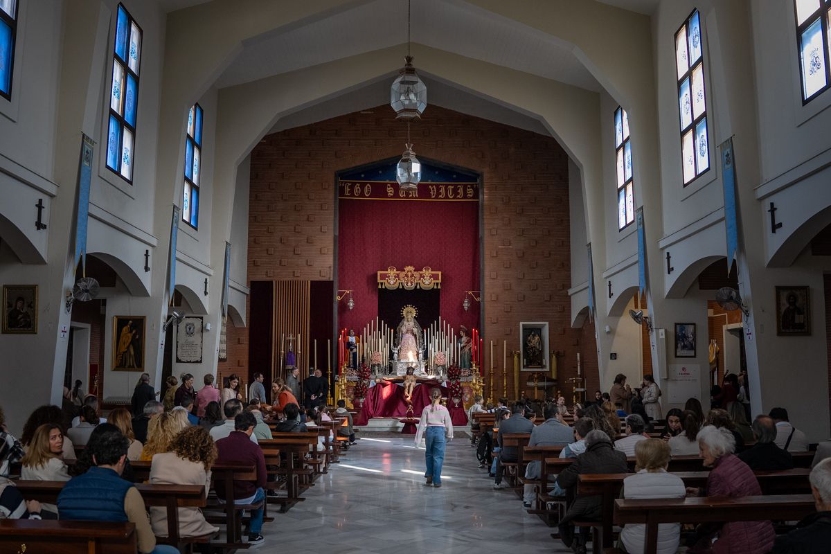 La iglesia de las Viñas en la misa previa a la apertura del besapies al Cristo de la Exaltación. 