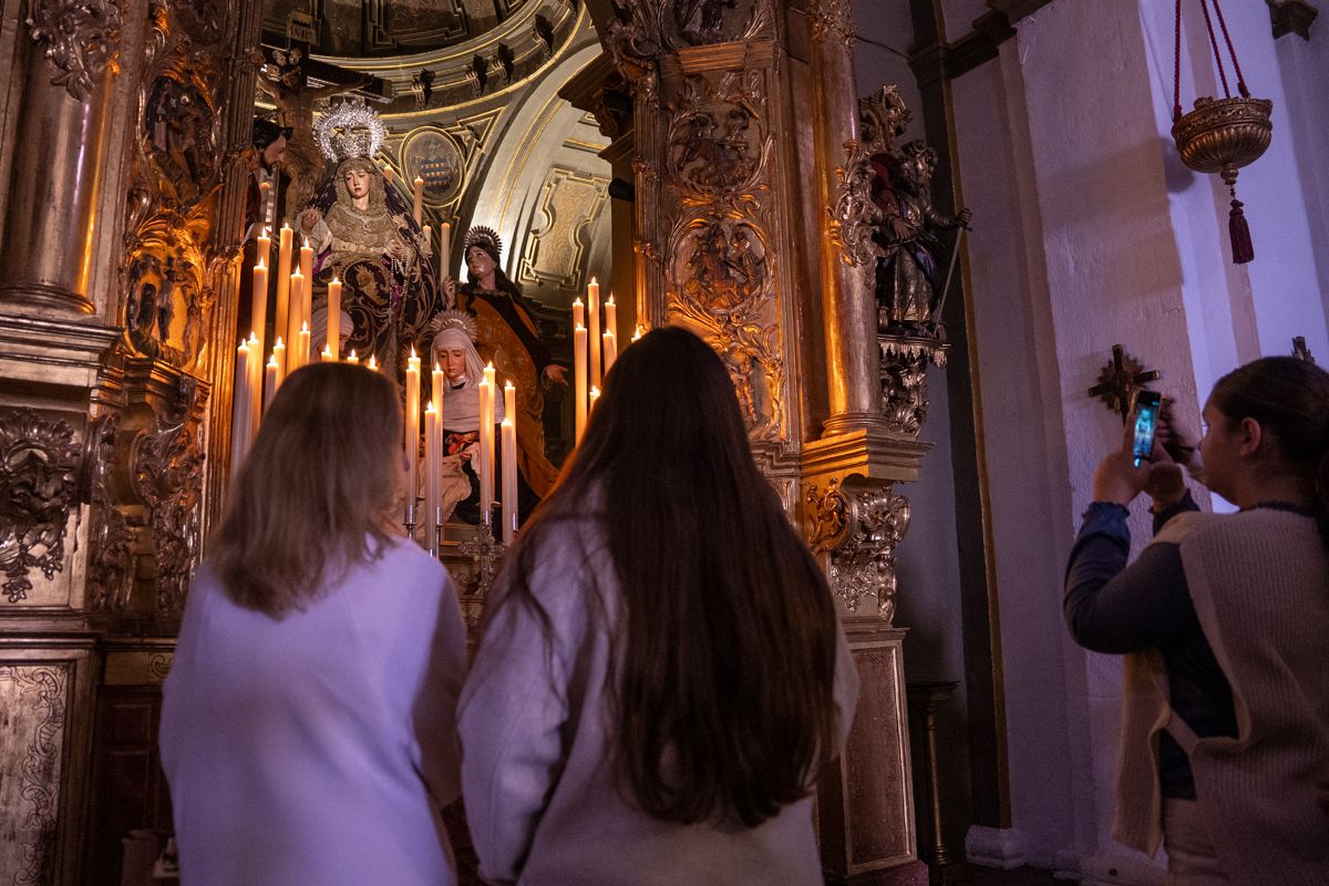 El altar del besapies instalado en la capilla del Calvario. 