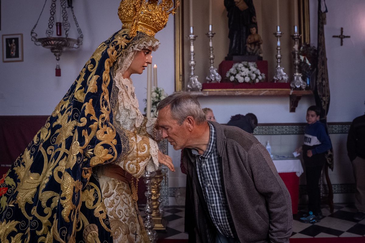 Un devoto besa la mano de la Estrella Coronada. 