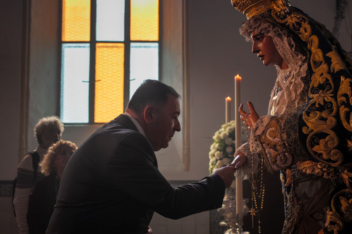 Un hermano en el acto de besar la mano. 