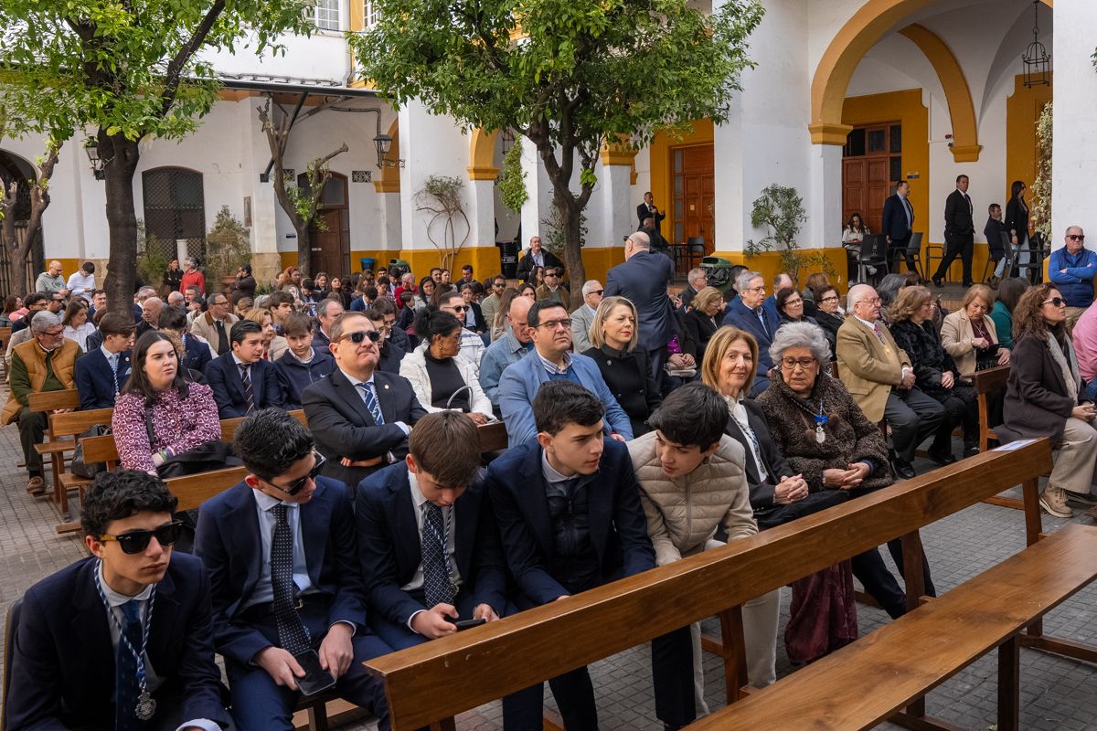El patio de los naranjos del colegio con el público aguardando el inicio del concierto de marchas. 