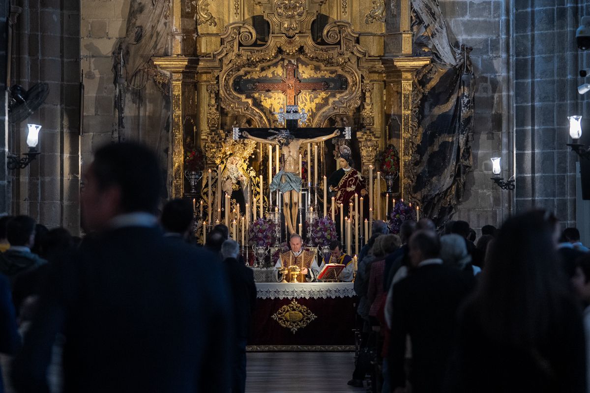 El altar dispuesto para el besapies del Cristo de la Viga. 