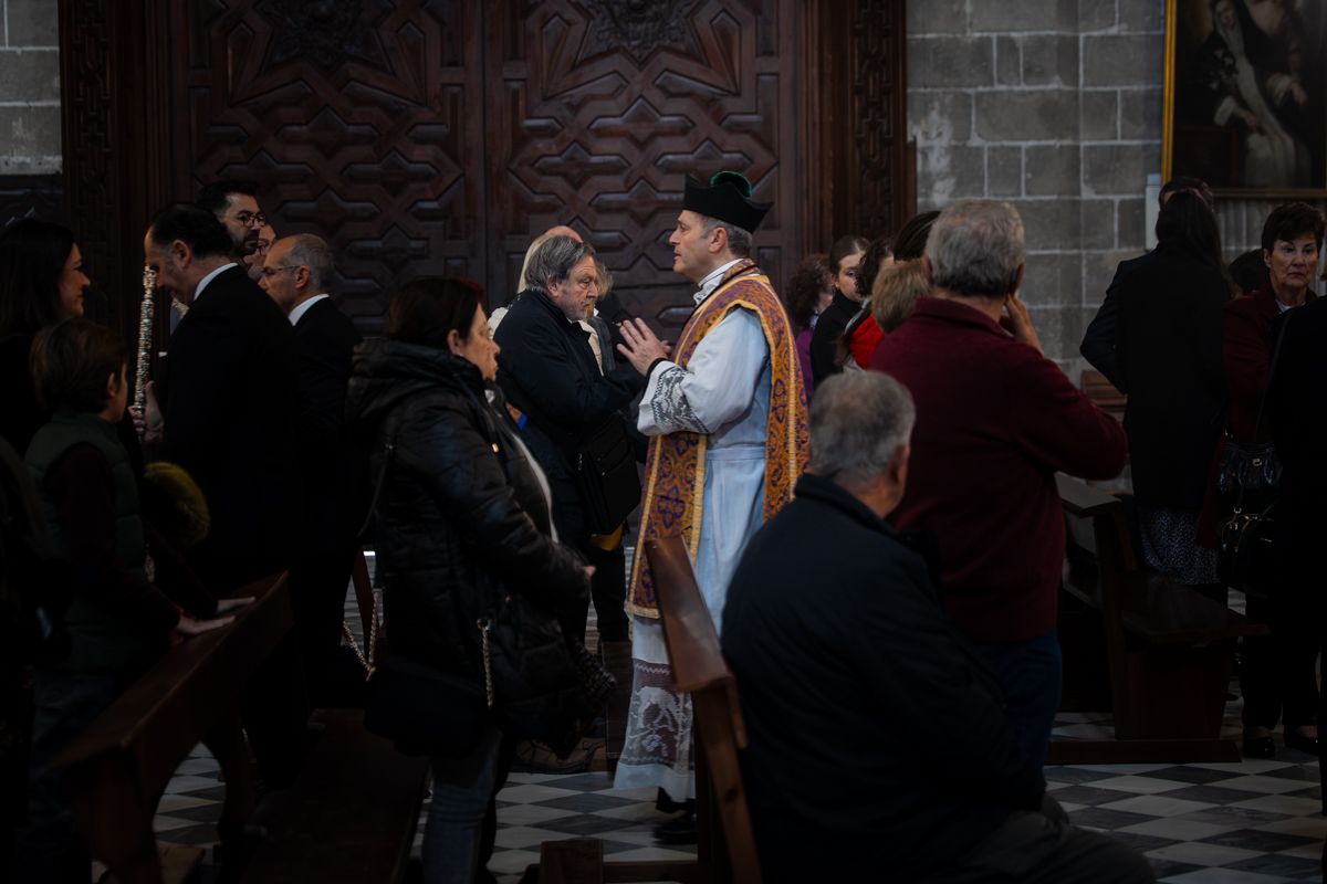 El oficiante de la misa una vez finalizada la celebración. 
