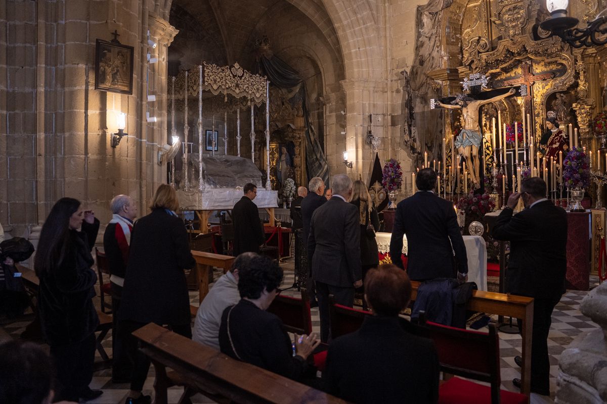 Impresionante el Cristo de la Viga en su altar. 