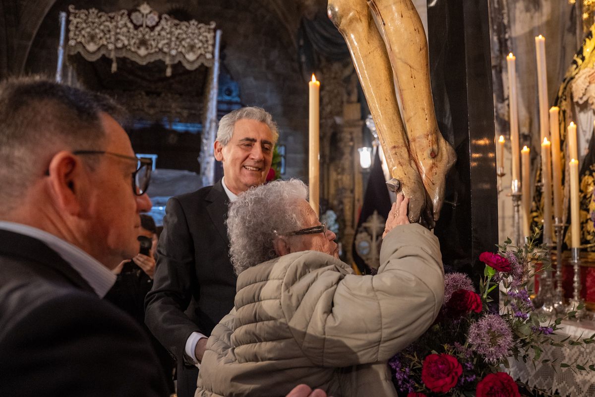 Una veterana devota ante la imagen. 