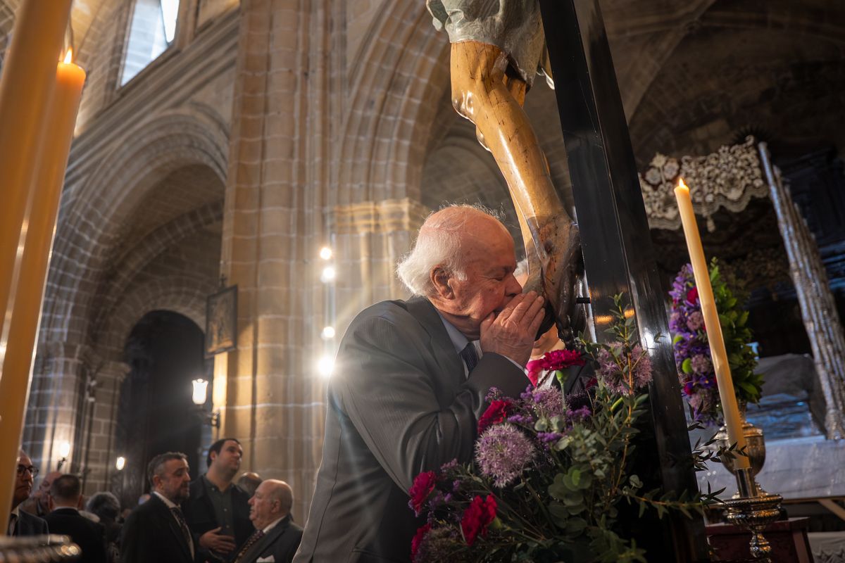 Uno de los muchos besos que recibió en su pie el Crucificado. 