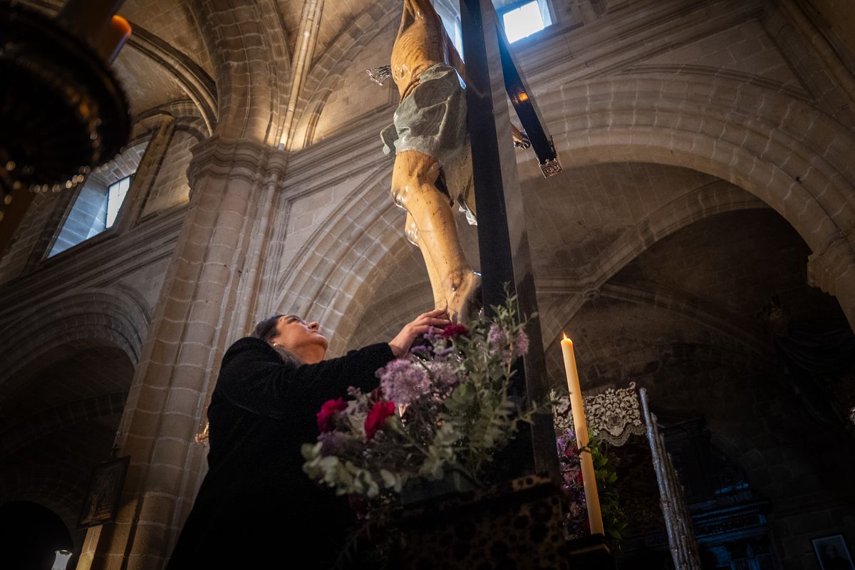 Gesto de devoción al Cristo de la Viga en su besapiés en la Catedral de Jerez. La Cuaresma alcanza su ecuador.