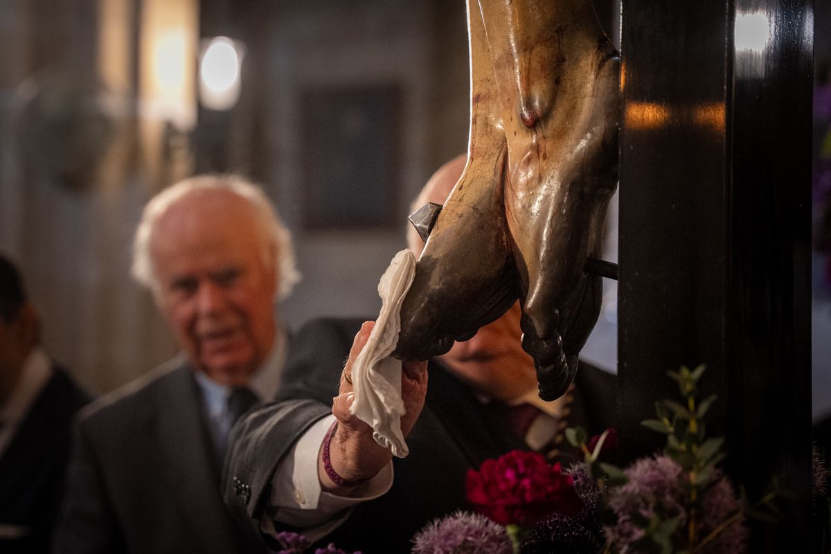 Un hermano ocupándose de limpiar el pie del Señor.  