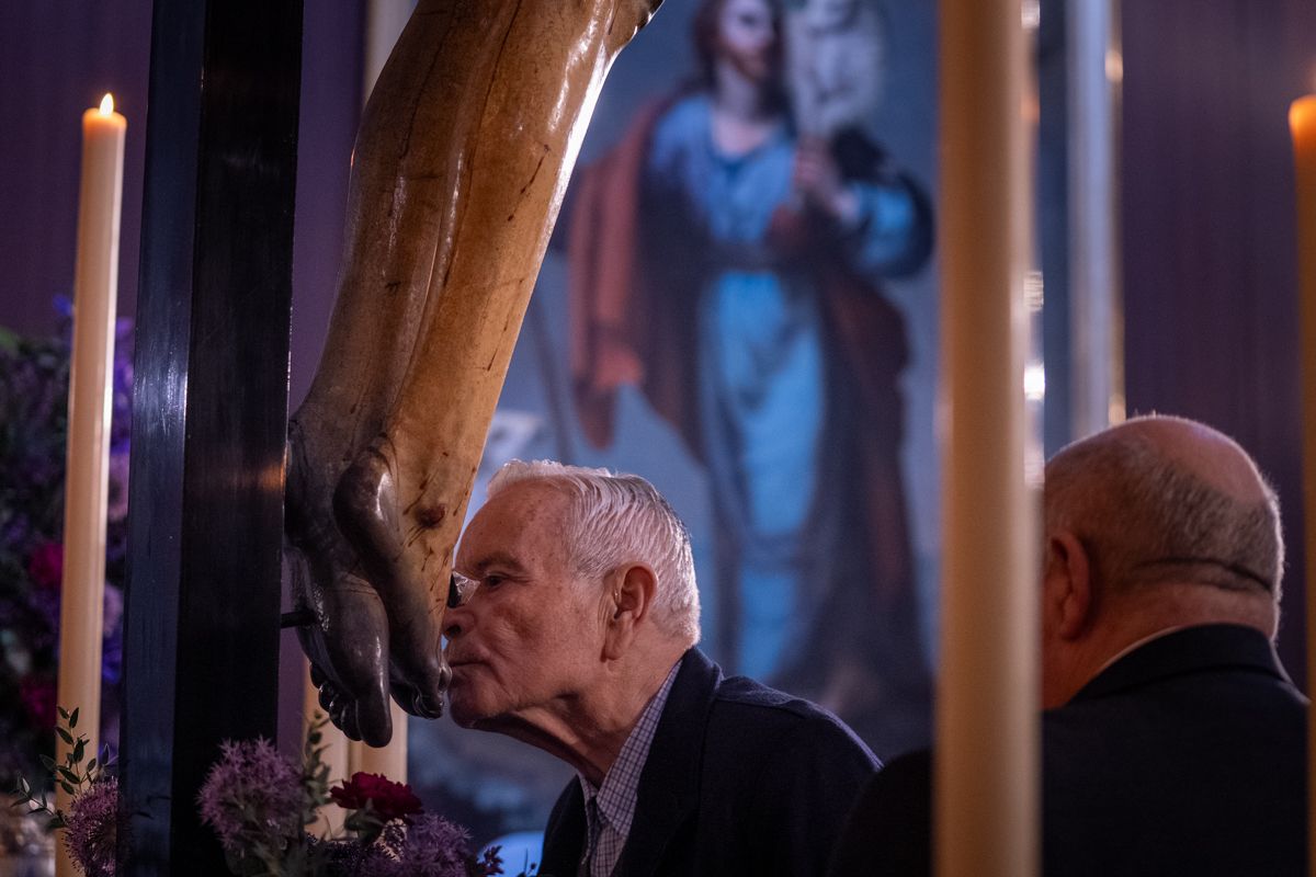 Besando el pie del Crucificado 