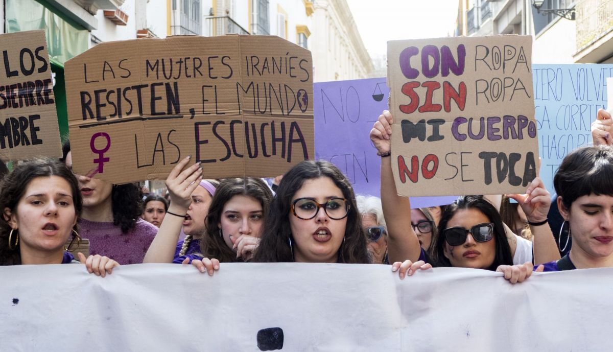 Asistentes a una de las manifestaciones por el 8M que se celebra este domingo en la capital andaluza. EFE David Arjona...