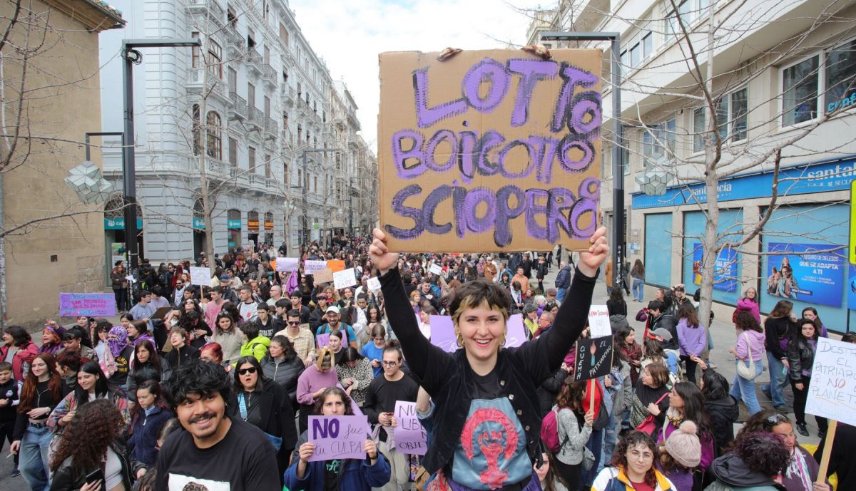 Las más multitudinarias se han celebrado Granada, que ha reunido a 13.000 manifestantes, y en la capital andaluza. Pepe Torres