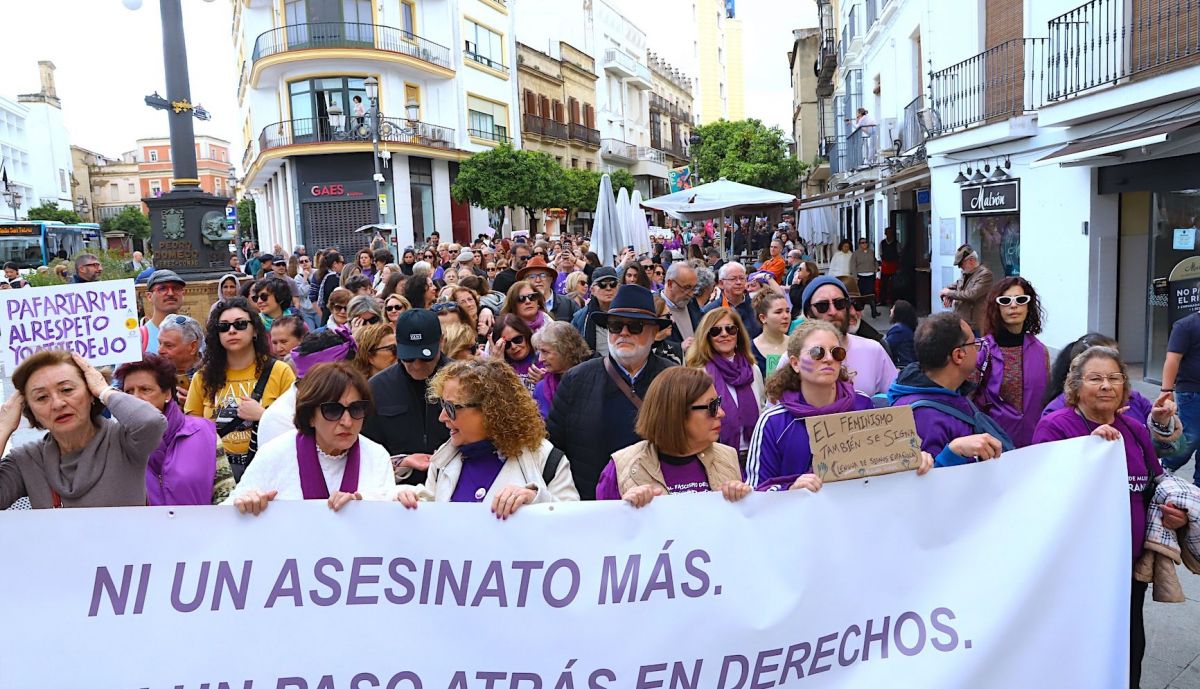 Multitudinaria asistencia al 8M en Jerez.