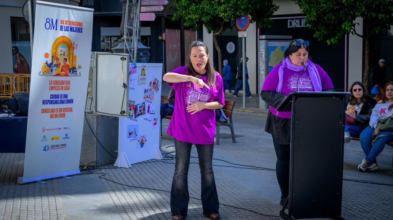 Lectura del manifiesto este 8M en la Plaza del Palillero en Cádiz.