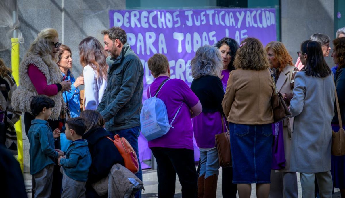 Asistentes en la plaza del Palillero.