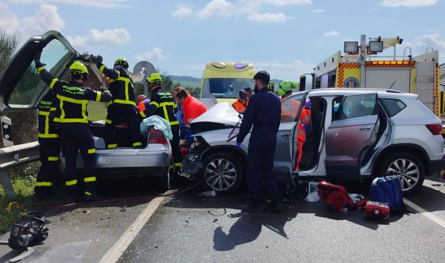 Un muerto y tres heridos en una colisión entre tres turismos en la A-396 a la altura de Vejer.