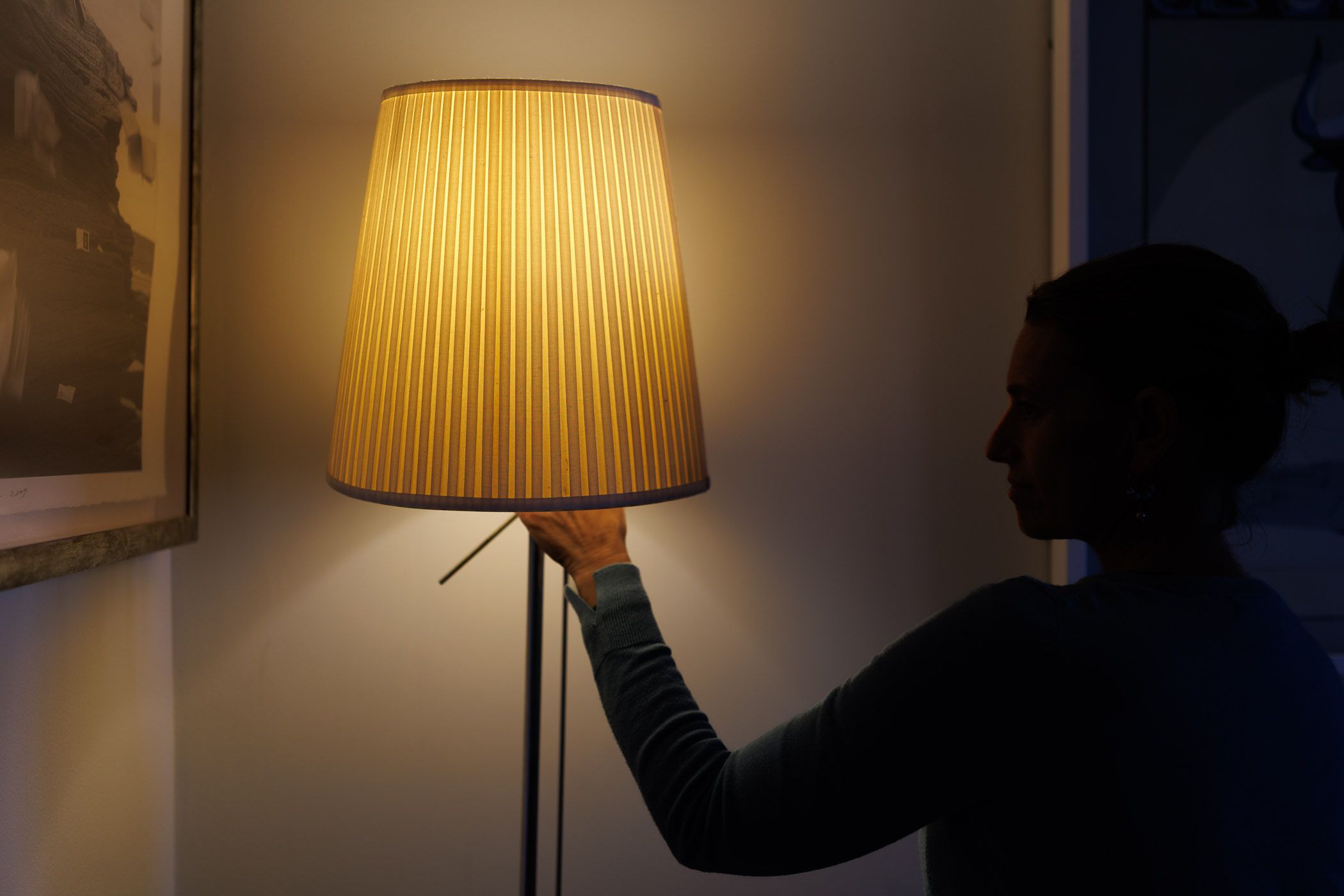 Una persona enciende una lámpara en su casa. El precio de la luz da una tregua este viernes.