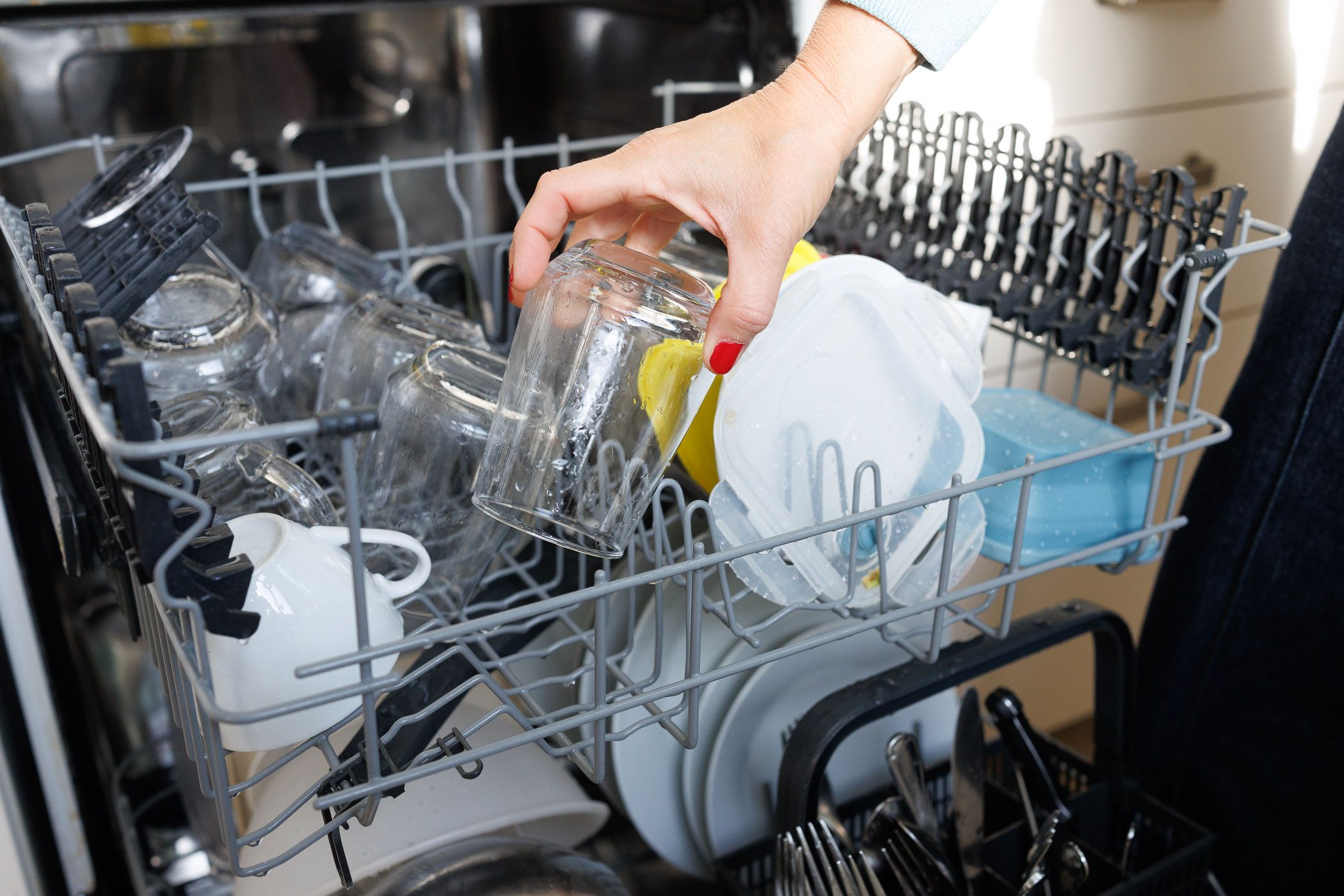 El lavavajillas, uno de los electrodomésticos sobre los que, antes de usar, más hay que mirar el precio de la luz.