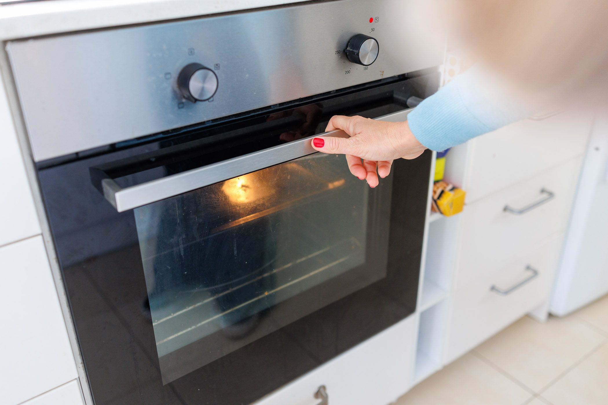Una mujer pone un horno en casa, en una hora en la que no hay miedo al precio de la luz.