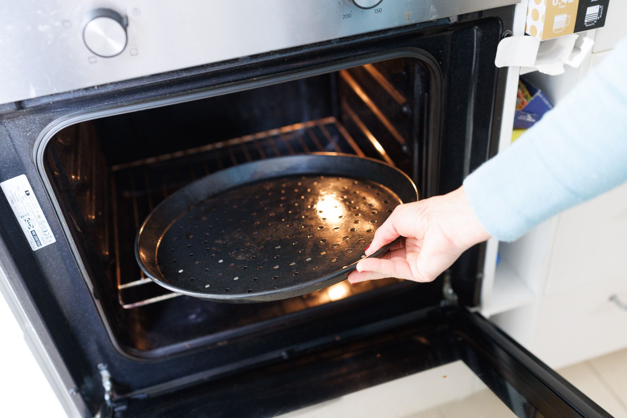 El precio de la luz, disparado. Una persona pone el horno en marcha El precio de la luz, disparado. Una persona pone el horno en marcha