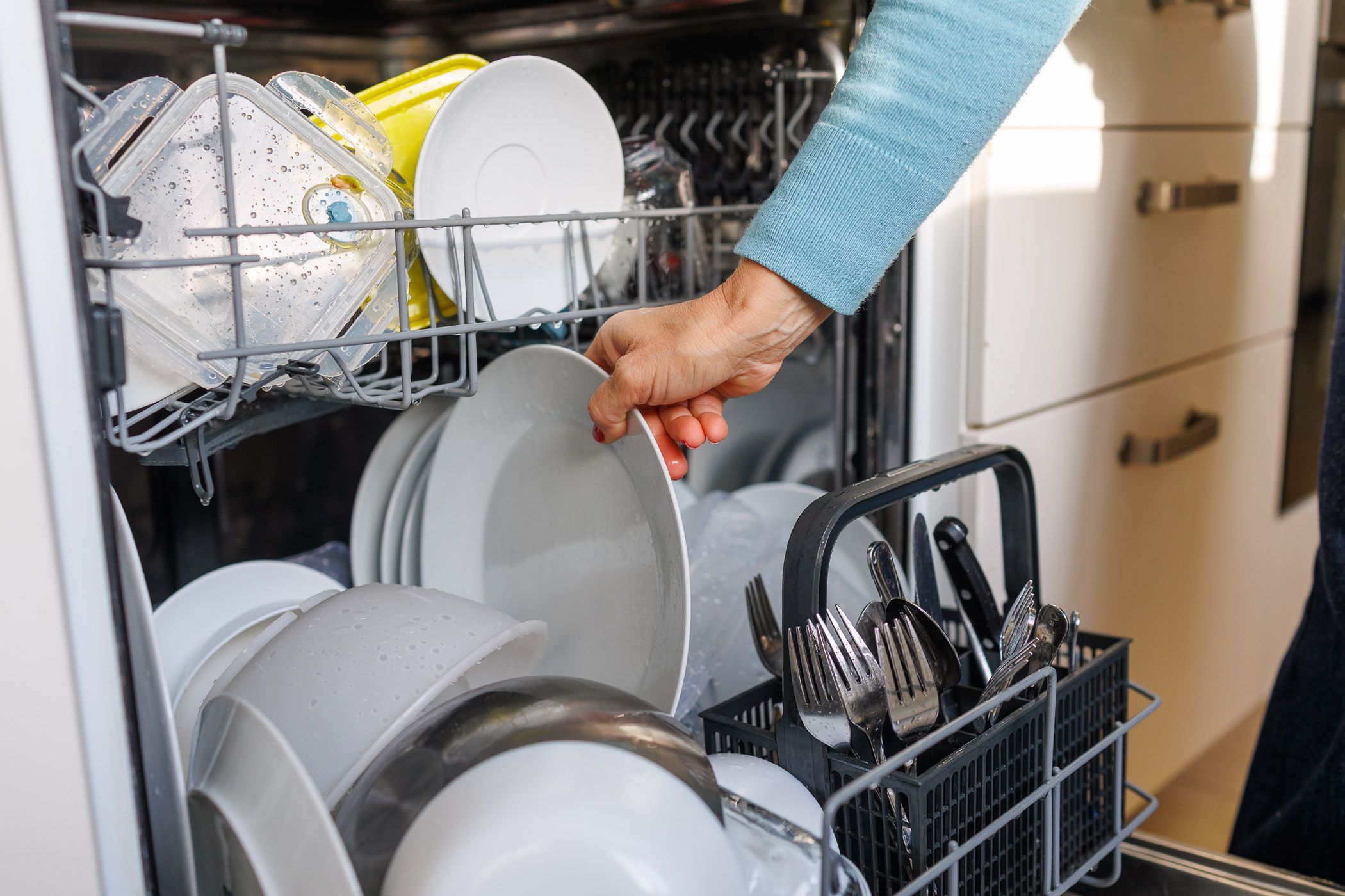 Un lavavajillas, uno de los electrodomésticos de gasto de luz cada día.
